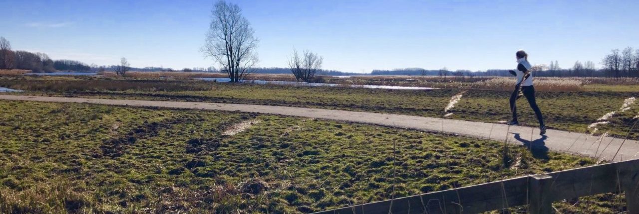 Stephanie loopt in het Twiske, weg van de camera2